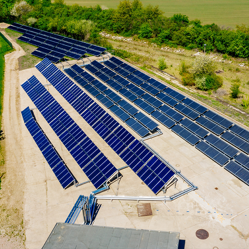 Reihen aus Solarzellen in Marbach aus der Vogelperspektive.