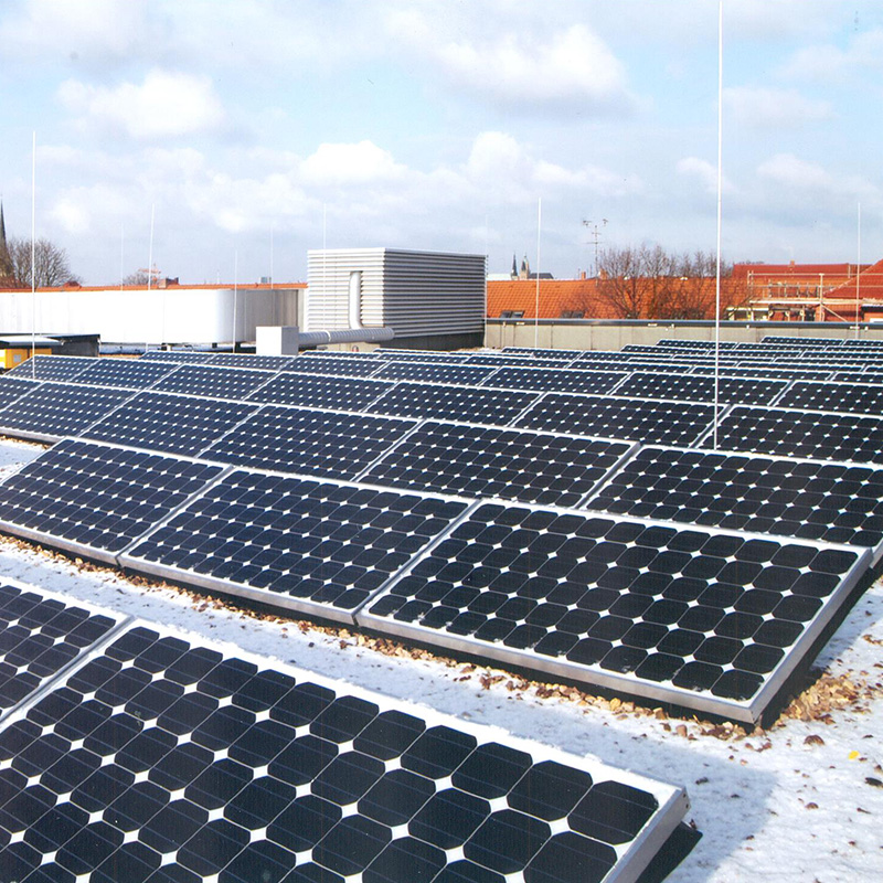 Eine Photovoltaikanlage auf dem Dach des Thüringer Landtags bei Schnee